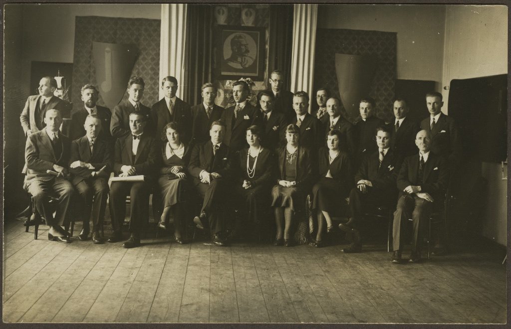 PIRR 1932 – Grupa w sali